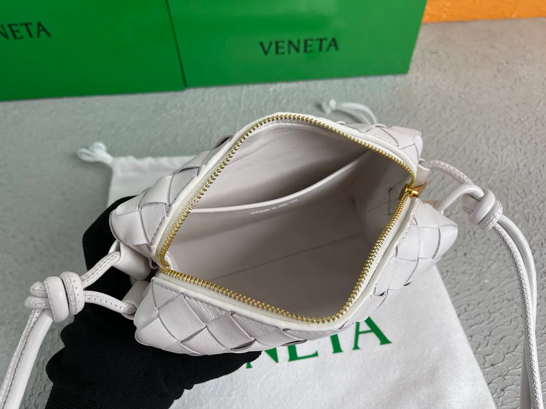 Batch 1160 BOTTEGA VENETA/Bottega 2021 new women's POUCH crossbody bag clutch, lntfecciato woven leather crossbody mini handbag, single internal open pocket, zipper closure, computer embroidered leather shoulder strap can be adjusted in length, model: 6684 Color: White Origin: Italy Size: 17*12*8